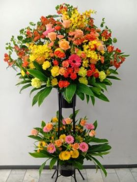 オレンジ＆黄色系スタンド生花「フローリスト・レア」（福岡県北九州市小倉北区の花屋）のギャラリー写真