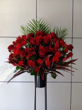 赤系スタンド生花「フローリスト・レア」（福岡県北九州市小倉北区の花屋）のギャラリー写真